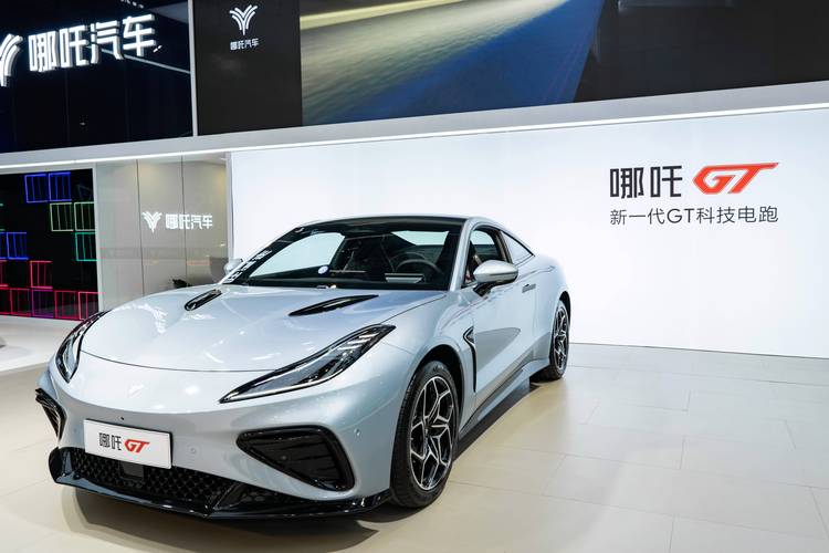 广州102哪吒汽车在智能汽车领域的表现，领途汽车在新能源汽车市场中的影响力